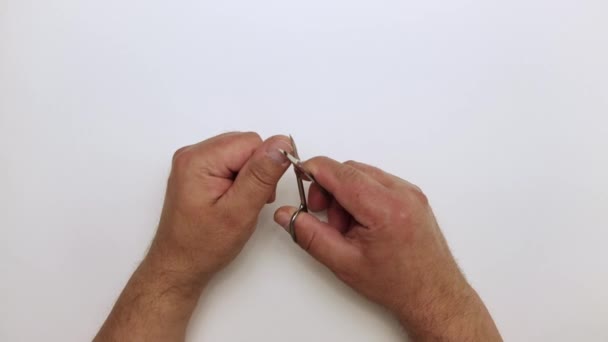 Muž zblízka si ostříhá nehty nůžkami na palci.. — Stock video