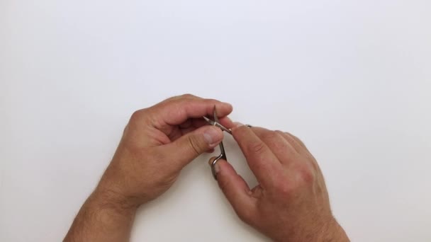 Detailní záběr muž drží a zkoumá malé nůžky. — Stock video