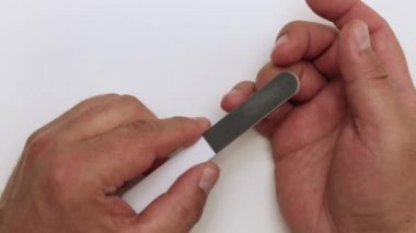 Yakın plan adam tırnağa tırnak törpüsüyle davranır..