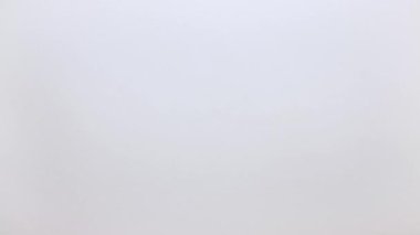 Kazıyıcı, sopa ve iki tırnak törpüsü takan bir adamın yakın çekimi..