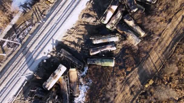 Havárie vlaku na železnici, roztroušené cisterny, hrozný pohled. — Stock video