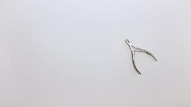 Yakından erkek eli metal tırnak makası alıyor.. 