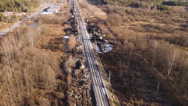 Havárie vlaku na železnici, roztroušené nádrže z kolize. — Stock video