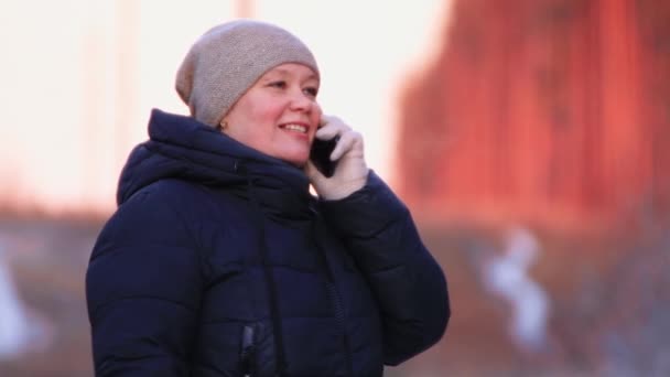 Retrato de una joven feliz hablando emocionalmente por teléfono. — Vídeos de Stock