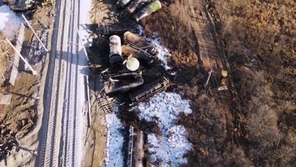 鉄道の列車の残骸、衝突からの散乱タンク、ブルドーザーの乗り物. — ストック動画