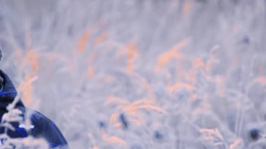 Ceketli ve şapkalı neşeli bir çocuğun portresi.