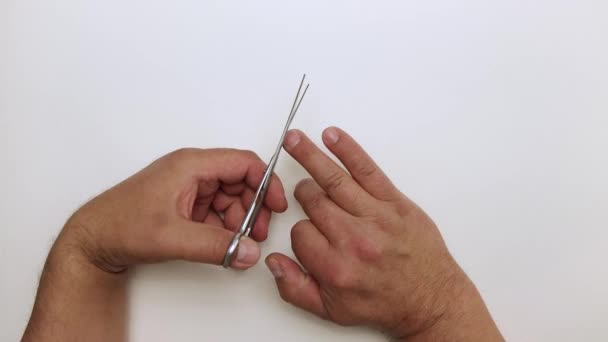 Nahaufnahme Mann schneidet Nagel mit großer Schere — Stockvideo