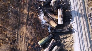 Demiryolunda bir tren enkazı, dağınık tanklar, traktör gezileri..