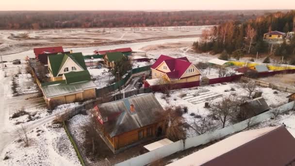 Panorama para os arredores de uma pequena aldeia com casas de um andar. — Vídeo de Stock