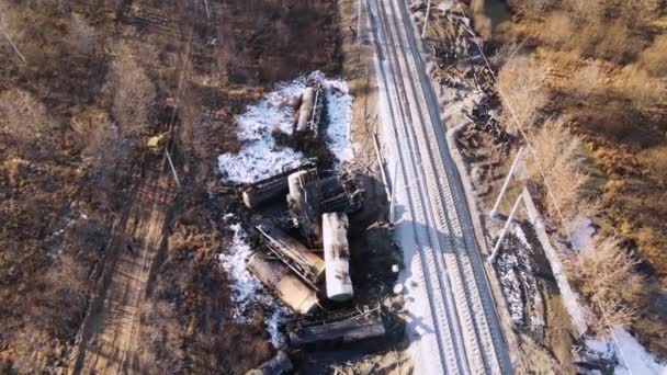 Un tren naufragado en un ferrocarril, cisternas dispersas de colisiones y ruedas de hierro — Vídeos de Stock