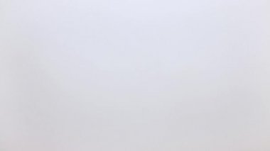 Masanın üzerinde bir kazıyıcı ve turuncu bir sopa canlanıyor..