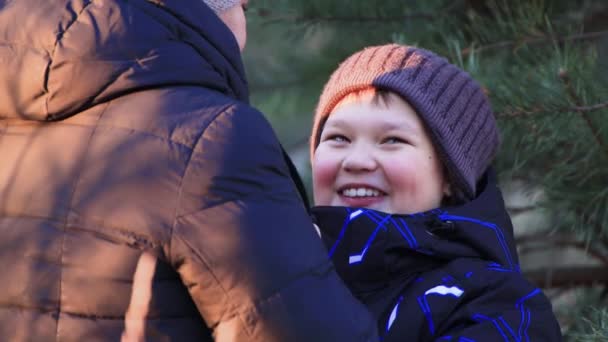 Portret szczęśliwej mamy z synem rozgrzewającym ręce z bliska. — Wideo stockowe