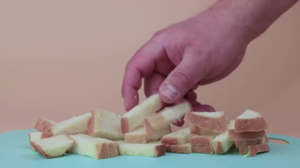 Τα αρσενικά χέρια αγγίζουν αργά τα κομμάτια του λευκού ψωμιού. — Αρχείο Βίντεο