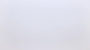 Yakın çekim erkek eli masaya metal bir tırnak törpüsü koyar..