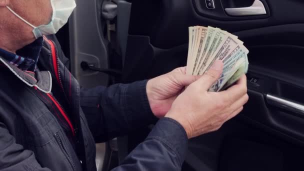 Primer plano de un hombre de negocios contando dólares en efectivo. — Vídeos de Stock
