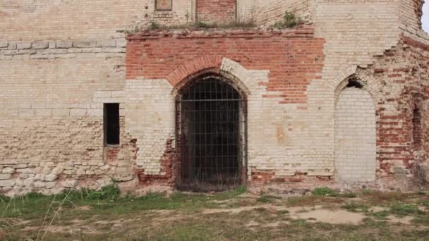 Een afbrokkelende hoge toren met rode bakstenen raamopeningen. — Stockvideo