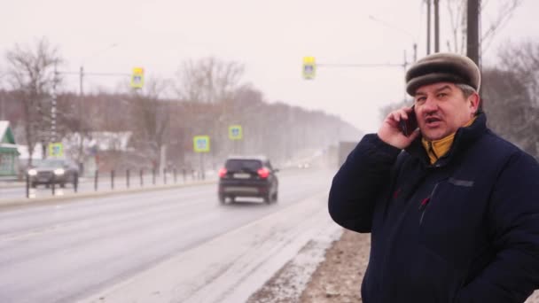 Homem caucasiano com bigode perto falar alegremente ao telefone. — Vídeo de Stock