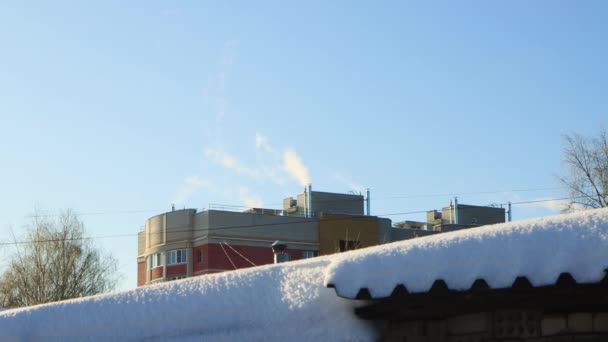 Rök kommer från skorstenen på taket av huset som fluffiga, vita moln — Stockvideo