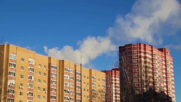 Über den Dächern von Hochhäusern steigt Rauch auf wie weiße Wolken. — Stockvideo