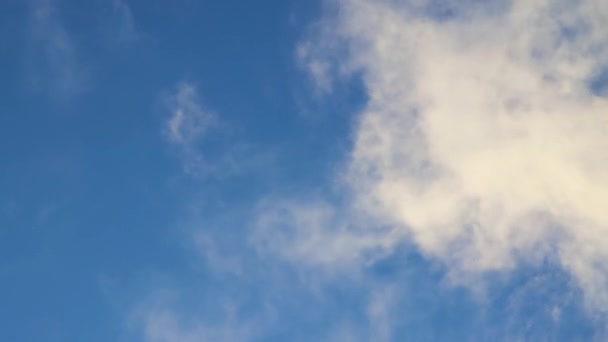 Close-up van witte wolken bewegen snel als rook. — Stockvideo