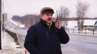 Kafkasyalı genç bir adam telsizle konuşuyor, yakından bakıyor.. 