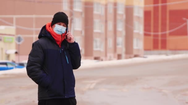 Un hombre enmascarado durante la pandemia del coronavirus o brote covid 19. — Vídeos de Stock