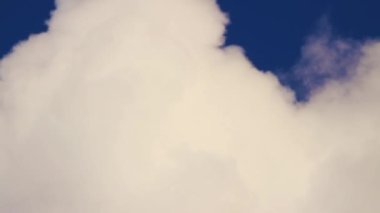 Beyaz-gri dumanın yakın çekimi tüm çerçeveye yayılıyor.