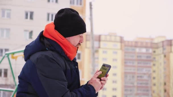 Närbild kaukasiska mannen ringer en taxi på nätet via smartphone. — Stockvideo