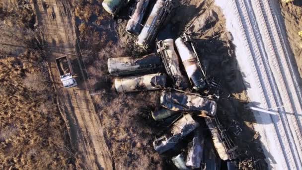 铁路上的火车失事，散落的蓄水池，抵得上一辆倾卸卡车. — 图库视频影像