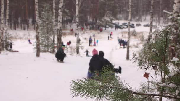 Zicht op de lange helling en de mensen die de heuvel afdalen in onscherpte. — Stockvideo