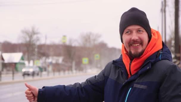 Caucásico feliz hombre con bigote y barba coge un paseo y sonríe. — Vídeos de Stock