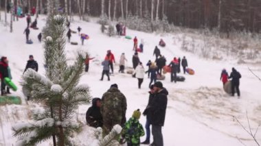 Yokuş manzarası ve dağdan aşağı inen insanlar odak dışı.. 