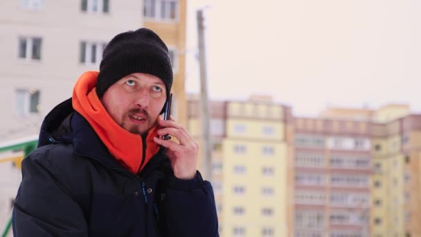Kaukasier in Großaufnahme, der auf einem Smartphone spricht. — Stockvideo