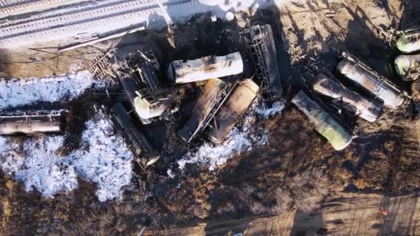 Choque de trenes en el ferrocarril, cisternas dispersas, nieve yace. — Vídeos de Stock