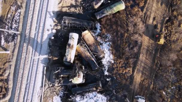 Wrak pociągu na kolei, rozrzucone cysterny zabrudzone olejem napędowym. — Wideo stockowe