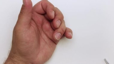 Bir adamın eli yakın çekimde, avuç içi yukarıda, parmakları bükülmüş.. 