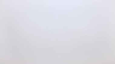 Bir el, masaya dikkatlice bir portakal çubuğu ve metal kazıyıcı koyar..