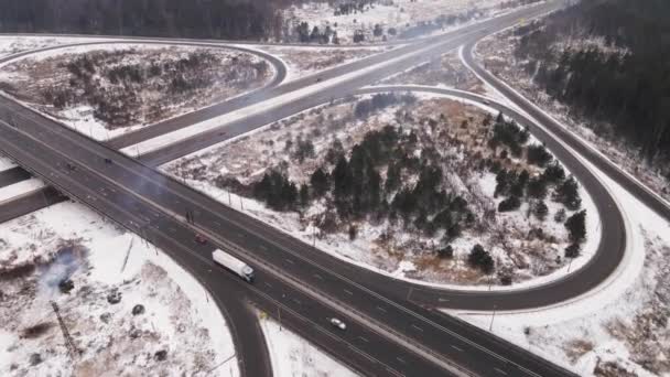 A curved road junction, cars going fast in different directions. — Wideo stockowe