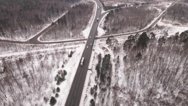 A section of the road with a large rounded junction, cars are moving fast. — Video Stock