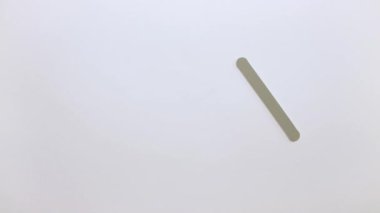 El, masadan çivi işlemek için plastik bir çubuk alır..