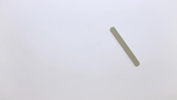 A mão tira da mesa uma vara de plástico para o processamento de unhas. — Vídeo de Stock