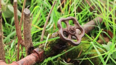 Erkek eli, metal bir borunun kapağını açıyor..