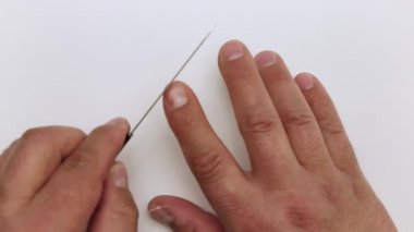 Bir tırnak törpüsü bir erkeğin elinin işaret parmağını tedavi eder..