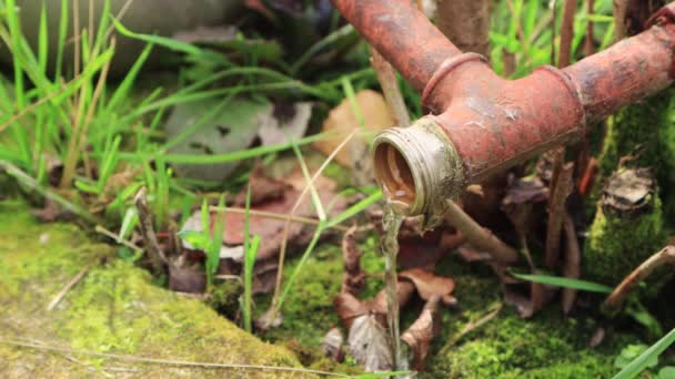 Water begint te stromen uit de metalen buis met een kleine druk. — Stockvideo