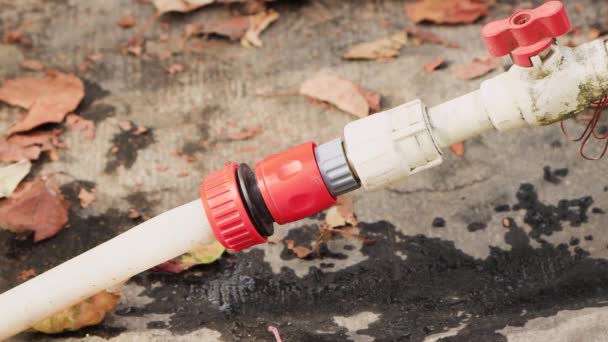 Les mains masculines détachent les tuyaux en plastique avec des attaches à collet les unes des autres. — Video