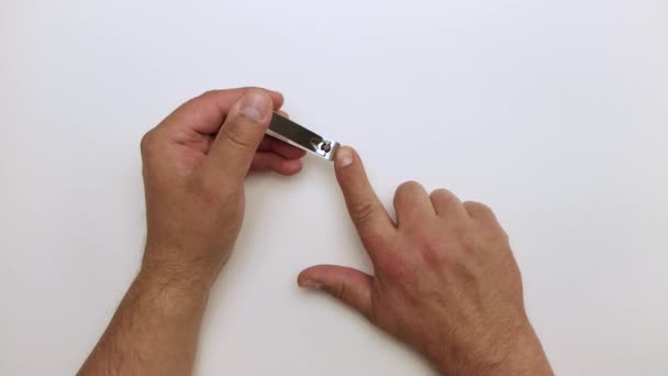 Detailní záběr mužské ruky s kleštěmi stříhá hřebík. — Stock video