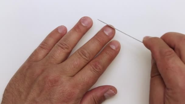 Zbliżenie pilniczka do paznokci traktuje środkowy palec dłoni mężczyzny. — Wideo stockowe