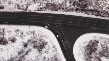 Yan tarafa çıkan düz bir yol, arabalar düzgün ve hızlı hareket ediyor.