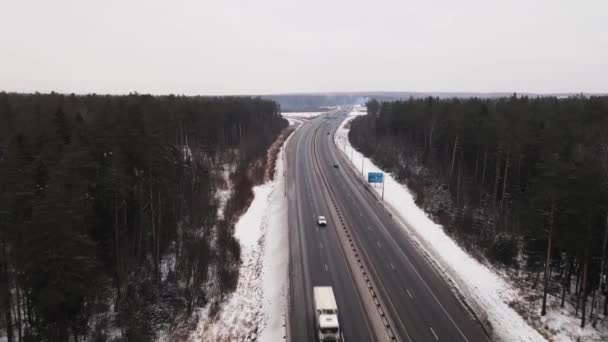 Coches y camiones van en la carretera en la dirección opuesta. — Vídeo de stock