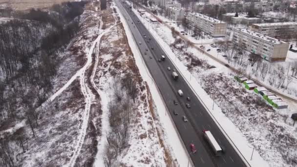 Strakke weg met een kleine stroom van auto 's die snel en nauwkeurig reizen. — Stockvideo